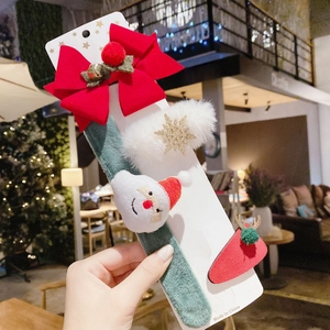 Détail de pinces à cheveux de Noël avec Père Noël, renne et nœud sur carte de présentation