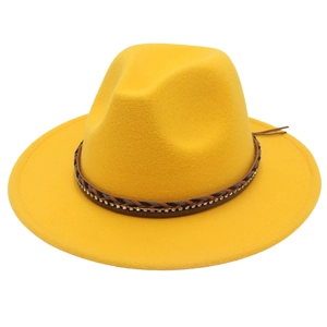 Cappello fedora giallo a tesa larga con fascia intrecciata in strass e cinturini in pelle