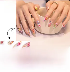 Vue détaillée des faux ongles en amande avec papillons 3D et motifs floraux