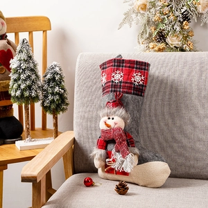 Großer grauer Weihnachtssocken mit 3D-Plüsch-Schneemann und rotem Karomuster-Manschettendesign