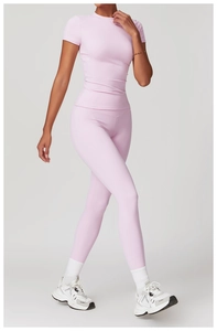Detailansicht von hellrosa Yoga-Set mit engem Oberteil und Leggings mit hoher Taille in Bewegung