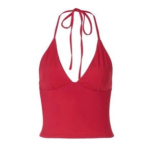 Détail du haut dos nu rouge avec col en V sexy et coupe ajustée pour femmes