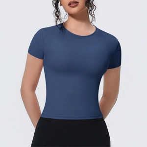 Vue détaillée du t-shirt de yoga bleu foncé coupe slim avec tissu extensible et col rond