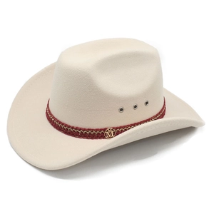 Vue détaillée du chapeau de cowboy en feutre crème avec ruban tissé rouge or et logo M
