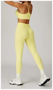 Détail de l'ensemble de yoga sans couture avec brassière dos nageur et legging taille haute