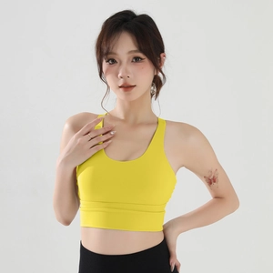 Gros plan d'un soutien-gorge de sport jaune citron avec encolure en U et tissu élastique