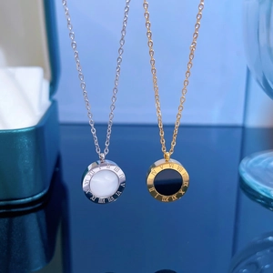 Collana bifacciale con numeri romani con onice nera e madreperla bianca in acciaio al titanio