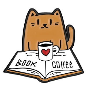 Emaille-Pin mit einer orangefarbenen Katze, Buch und Kaffee auf weißem Grund