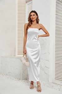 Dettaglio dell'abito a tubo in raso bianco con texture elegante e design senza schienale