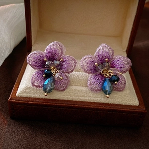 Élégantes Boucles D'oreilles Puces Fleurs En Tissu Brodé Violet Avec Tige En Argent Décor De Perles De Cristal Pour Femmes