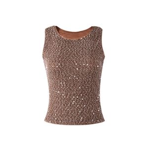 Détail macro des paillettes scintillantes sur un débardeur marron ajusté pour femme