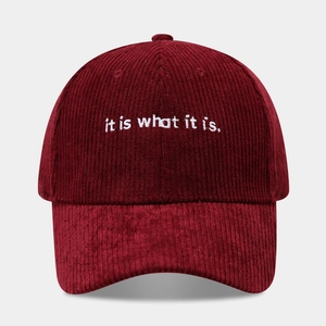 Cappellino da baseball in velluto a coste bordeaux con ricamo bianco in vista frontale