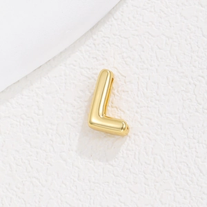 Detailansicht des polierten 18K Gold Buchstaben L 3D Ballon Anhängers für DIY-Schmuck