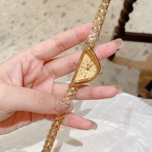 Montre chaîne vintage dorée de luxe avec un cadran triangulaire unique pour femme