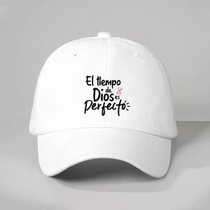 Gros plan détaillé de la casquette blanche en coton avec texte Dios es Perfecto