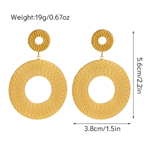 Vue détaillée des boucles d'oreilles en titane plaqué or 18K avec dimensions et poids