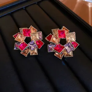 Boucles d'oreilles géométriques en forme d'étoile avec cristaux roses et mauves