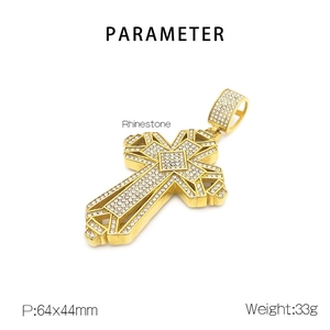 Vue détaillée des paramètres du pendentif croix plaqué or 18k orné de zircons brillants