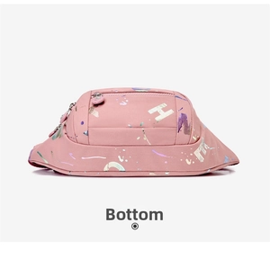 Vue détaillée du fond du sac banane en nylon rose avec éclaboussures de peinture et lettres