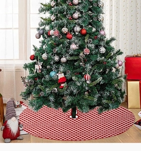 Dettaglio copribase per albero di Natale in peluche a quadri rossi e bianchi decorativo