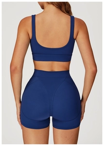 Dettaglio macro del reggiseno sportivo blu ergonomico e pantaloncini modellanti sportivi