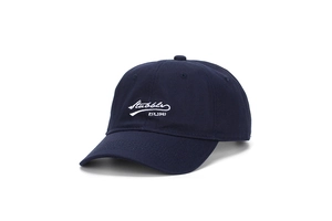 Vue détaillée de la broderie blanche sur une casquette de baseball en coton bleu marine
