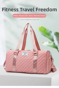 Gros plan du sac de voyage matelassé rose avec texture nylon et étiquette tissée