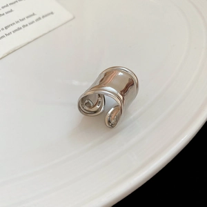 Detailansicht eines silbernen, minimalistischen, zweischichtigen Wellenrings