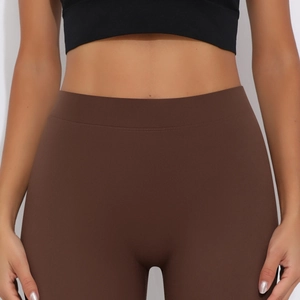 Detailansicht des breiten Bundes der dunkelbraunen High-Waist Yoga-Leggings mit Flachnähten