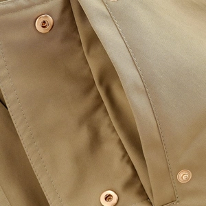 Chaqueta de algodón con capucha para mujer en caqui con cremallera y botones