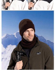 Détail d'un ensemble bonnet et écharpe en tricot d'hiver à texture côtelée marron foncé