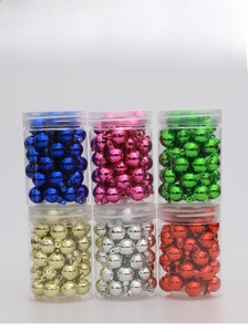 Dettaglio di mini palline di Natale da 1,5cm in tubi trasparenti dai colori vivaci
