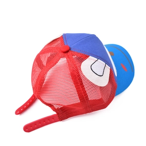 Détail de la casquette enfant montrant le filet rouge respirant et la fermeture réglable