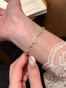 Détail du bracelet gourde plaqué or 18 carats avec perles et zircons au poignet