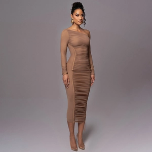 Robe mi-longue marron à une épaule en tulle ajouré, coupe moulante avec détails plissés élégants