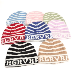 Variété de bonnets en tricot à rayures de couleurs diverses avec motif jacquard à lettres