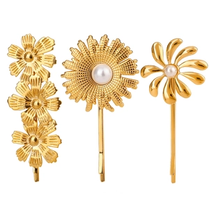 Ensemble de trois pinces à cheveux fleurs dorées avec perles blanches en acier plaqué 18k
