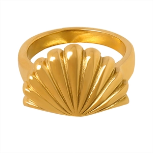 Anello dorato a forma di conchiglia in acciaio al titanio inossidabile da donna