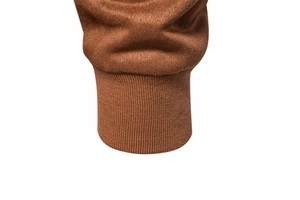Détail macro de la manche de veste en daim marron avec poignets en maille côtelée