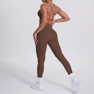 Détail de l'ensemble de yoga marron avec legging taille haute et brassière dos croisé