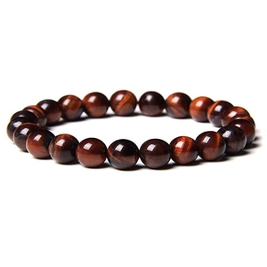 Dettaglio di perle occhio di tigre rosso 8mm con effetto naturale su sfondo bianco