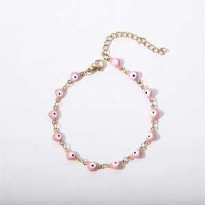 Détail du bracelet plaqué or 18K avec breloques d'oeil maléfique en cœur rose et triangle