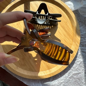 Detail showing high-quality star hair claw clips in black and tortoiseshell with strong spring