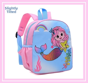Detalle de mochila de sirena rosa y azul con bolsillos laterales de malla y correas