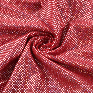 Makroaufnahme von rotem Strickstoff mit glitzernden silbernen Punkten und Texturdetails