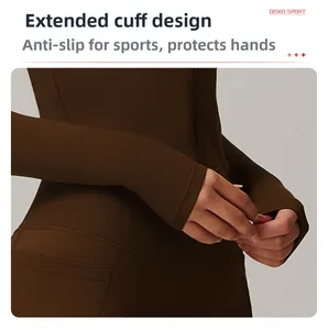 Détail d'un haut de yoga marron avec poignets allongés pour la protection et l'adhérence