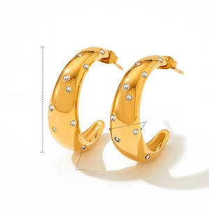 Détails des boucles d'oreilles en C dorées avec dimensions 26,5 mm de haut et 8,2 mm de large