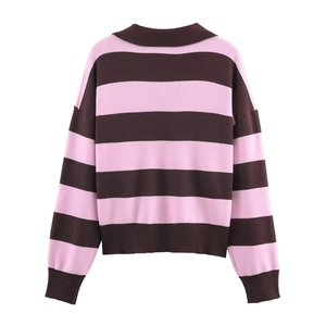 Dettaglio di un maglione polo a righe rosa e marroni con polsini e orlo a costine