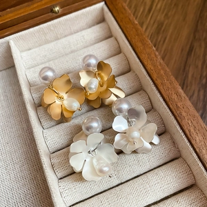 Vintage floral stud earrings with baroque pearls in gold and silver finish
