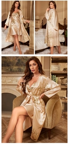 Dettaglio del pigiama in seta champagne con eleganti motivi floreali e vestaglia con lacci